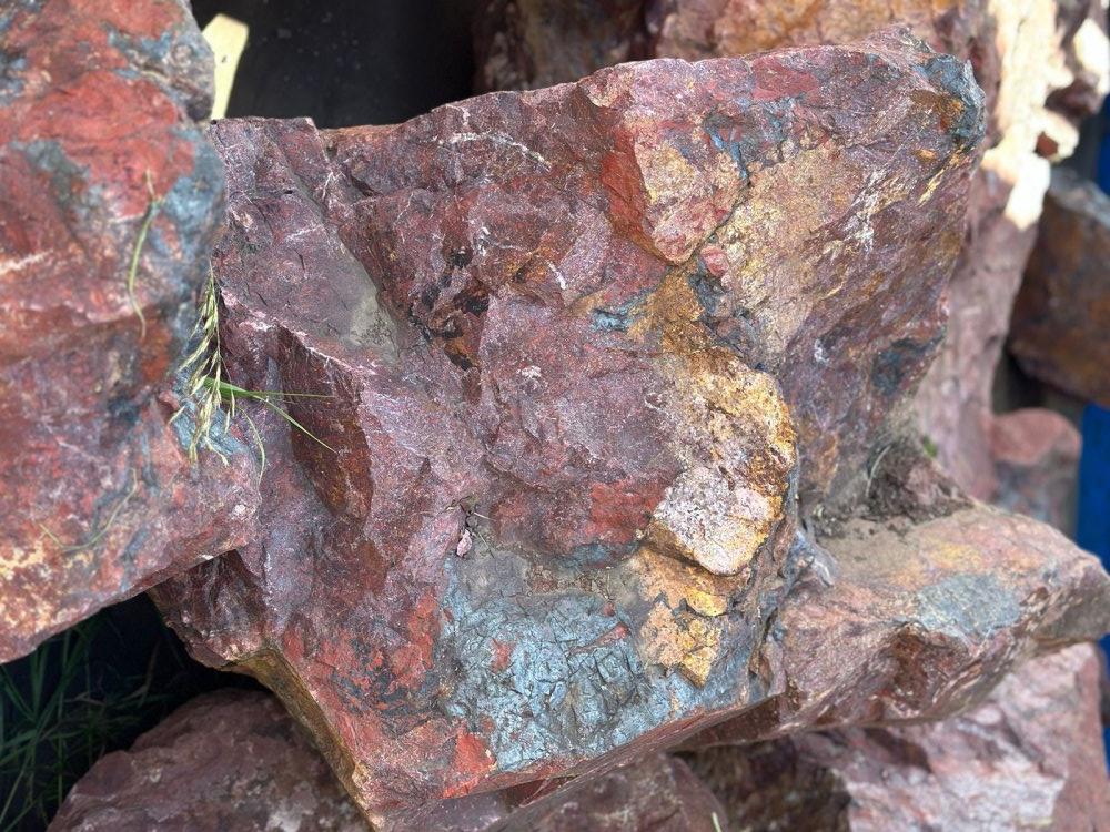 Камни для ландшафтного дизайна красно-фиолетовые 10-60 килограмм купить в Гремячинске