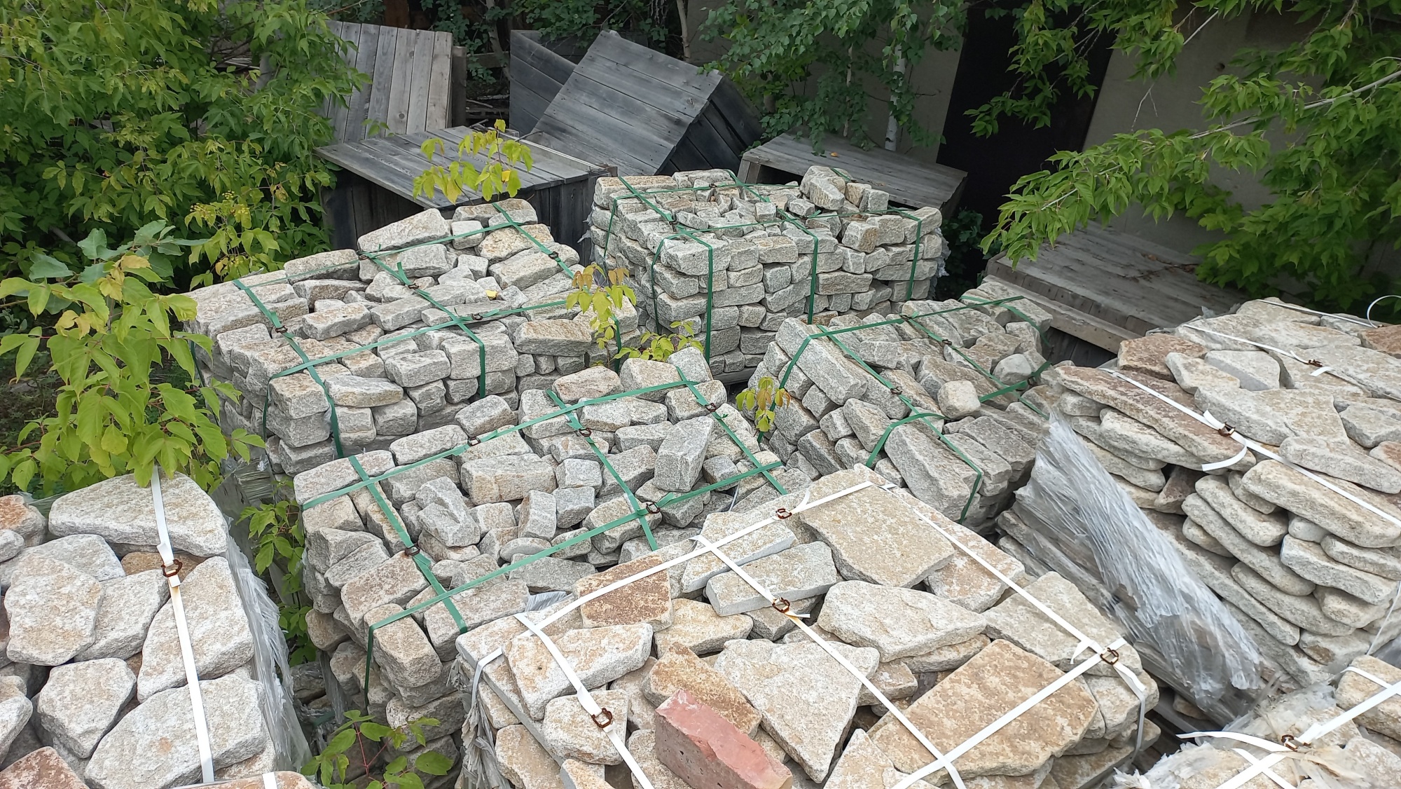 Плитняк галтованный гранитный для ландшафтного дизайна купить в Гремячинске