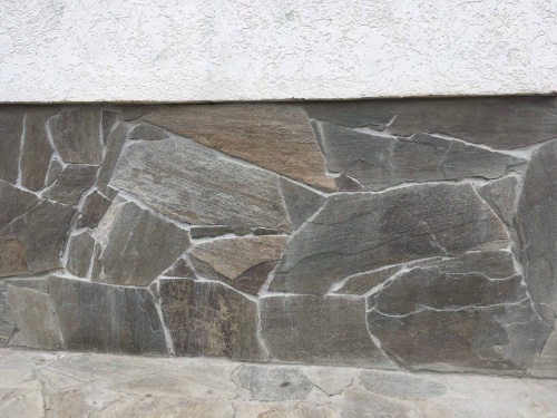 Плитняк златолит Уральский для цоколя, отмостки купить в Гремячинске