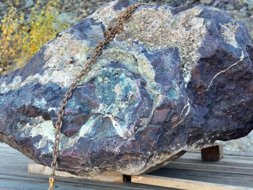 Огромные красно-фиолетовые валуны для ландшафтного дизайна весом более 5 тонн купить в Гремячинске