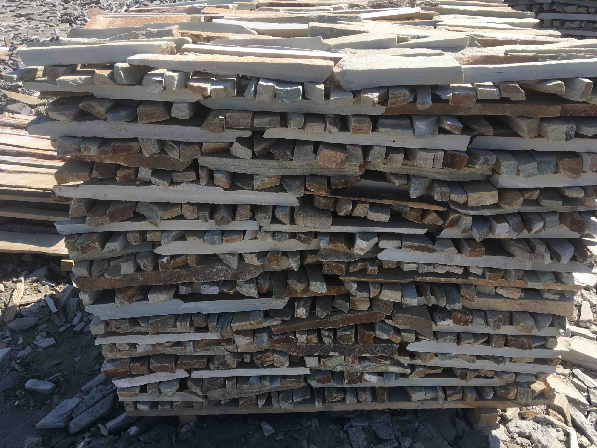 Горбушка златолит золотистый для облицовки купить в Гремячинске