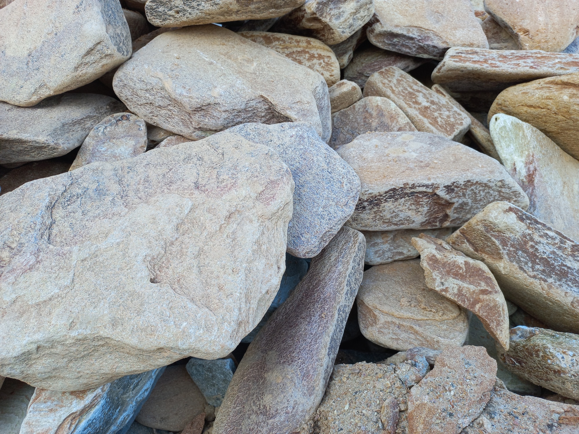 Златолит жёлтый, жёлто-зелёный глыбки и валуны для ланшафтного дизайна купить в Гремячинске