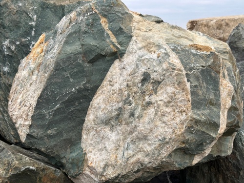 Гигантские зелёные валуны для ландшафтного дизайна весом более 5 тонн купить в Гремячинске