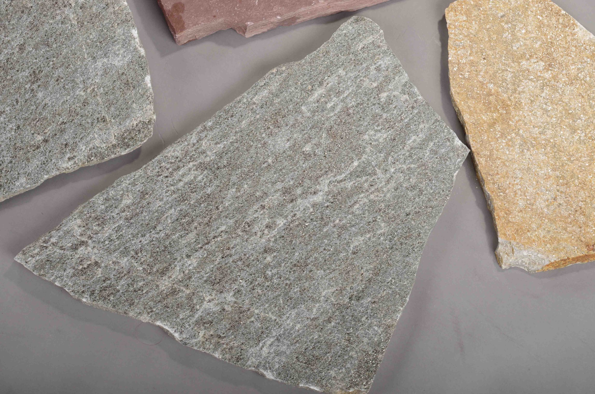 Плитняк златолит Уральский для цоколя, отмостки купить в Гремячинске