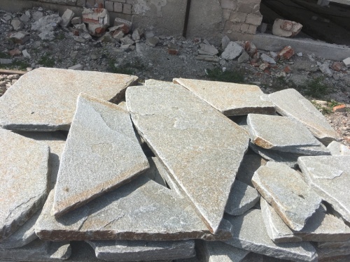 Златолит серебристый галтованный для лестниц купить в Гремячинске